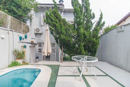 Casa à venda com 244m², 5 quartos e 4 vagasQuintal