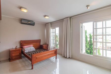 Casa à venda com 244m², 5 quartos e 4 vagasSuíte