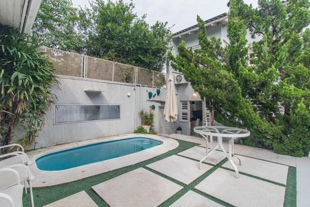 Casa à venda com 244m², 5 quartos e 4 vagasQuintal