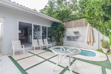 Casa à venda com 244m², 5 quartos e 4 vagasQuintal