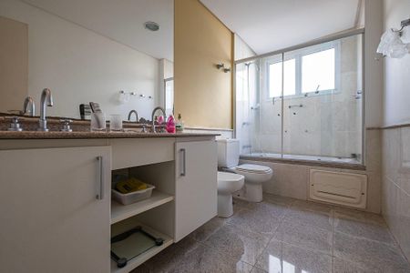 Apartamento à venda com 176m², 4 quartos e 4 vagasBanheiro da Suíte 1