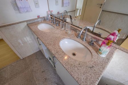 Apartamento à venda com 176m², 4 quartos e 4 vagasBanheiro da Suíte 1