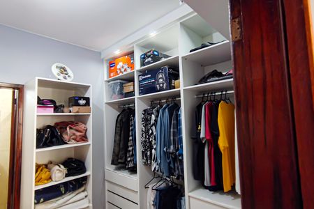 Casa de condomínio à venda com 240m², 3 quartos e 3 vagas Casa de condomínio à venda com 240m², 3 quartos e 3 vagasSuíte Closet