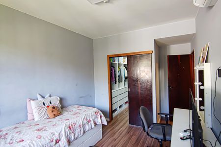 Casa de condomínio à venda com 240m², 3 quartos e 3 vagas Casa de condomínio à venda com 240m², 3 quartos e 3 vagasQuarto 1