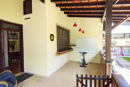 Casa de condomínio à venda com 240m², 3 quartos e 3 vagas Casa de condomínio à venda com 240m², 3 quartos e 3 vagasVaranda