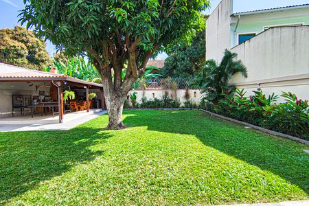 Casa de condomínio à venda com 240m², 3 quartos e 3 vagas Casa de condomínio à venda com 240m², 3 quartos e 3 vagasQuintal