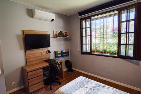 Casa de condomínio à venda com 240m², 3 quartos e 3 vagas Casa de condomínio à venda com 240m², 3 quartos e 3 vagasQuarto 2