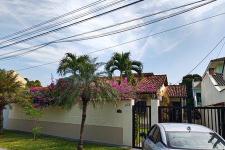 Casa de condomínio à venda com 240m², 3 quartos e 3 vagas Casa de condomínio à venda com 240m², 3 quartos e 3 vagasFachada