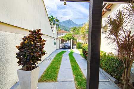 Casa de condomínio à venda com 240m², 3 quartos e 3 vagas Casa de condomínio à venda com 240m², 3 quartos e 3 vagasQuintal