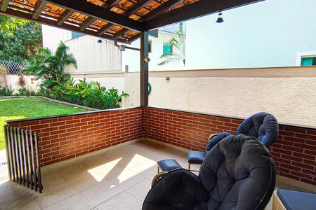 Casa de condomínio à venda com 240m², 3 quartos e 3 vagas Casa de condomínio à venda com 240m², 3 quartos e 3 vagasVaranda