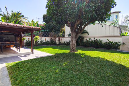 Casa de condomínio à venda com 240m², 3 quartos e 3 vagas Casa de condomínio à venda com 240m², 3 quartos e 3 vagasQuintal