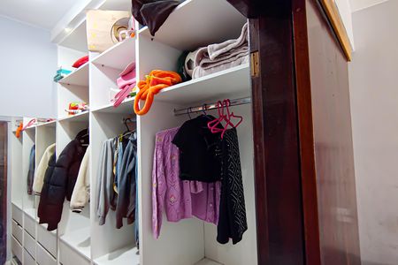 Casa de condomínio à venda com 240m², 3 quartos e 3 vagas Casa de condomínio à venda com 240m², 3 quartos e 3 vagasQuarto 1 Closet