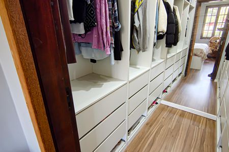 Casa de condomínio à venda com 240m², 3 quartos e 3 vagas Casa de condomínio à venda com 240m², 3 quartos e 3 vagasQuarto 1 Closet