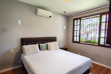 Casa de condomínio à venda com 240m², 3 quartos e 3 vagas Casa de condomínio à venda com 240m², 3 quartos e 3 vagasSuíte