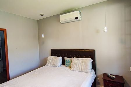 Casa de condomínio à venda com 240m², 3 quartos e 3 vagas Casa de condomínio à venda com 240m², 3 quartos e 3 vagasSuíte