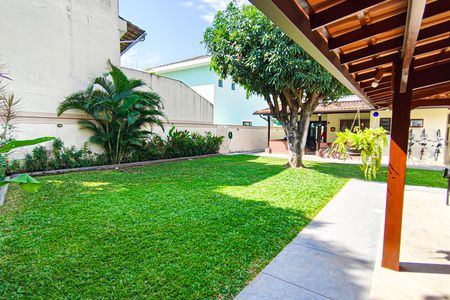 Casa de condomínio à venda com 240m², 3 quartos e 3 vagas Casa de condomínio à venda com 240m², 3 quartos e 3 vagasQuintal