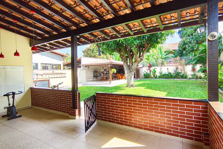 Casa de condomínio à venda com 240m², 3 quartos e 3 vagas Casa de condomínio à venda com 240m², 3 quartos e 3 vagasVaranda