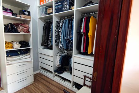 Casa de condomínio à venda com 240m², 3 quartos e 3 vagas Casa de condomínio à venda com 240m², 3 quartos e 3 vagasSuíte Closet