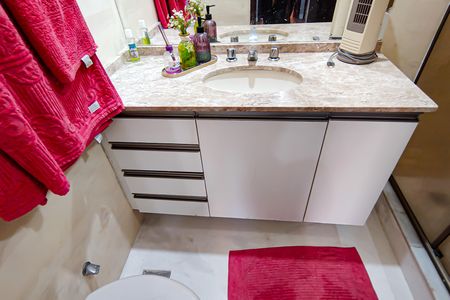 Casa de condomínio à venda com 240m², 3 quartos e 3 vagas Casa de condomínio à venda com 240m², 3 quartos e 3 vagasSuíte Banheiro