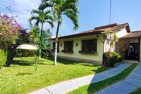 Casa de condomínio à venda com 240m², 3 quartos e 3 vagas Casa de condomínio à venda com 240m², 3 quartos e 3 vagasQuintal