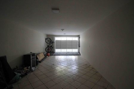 Garagem de casa para alugar com 3 quartos, 200m² em Jardim Avelino, São Paulo