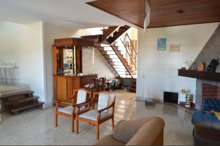 Sala de casa de condomínio para alugar com 6 quartos, 478m² em Anil, Rio de Janeiro