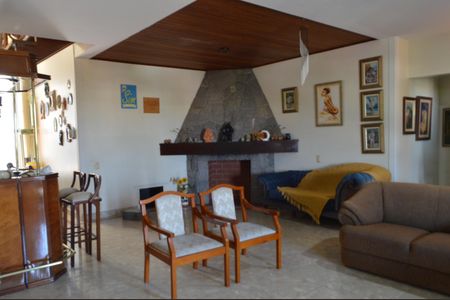 Sala de casa de condomínio para alugar com 6 quartos, 478m² em Anil, Rio de Janeiro