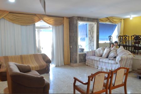 Casa de condomínio à venda com 478m², 6 quartos e 3 vagasSala