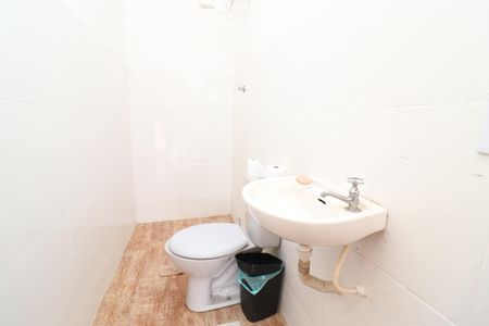 Casa para alugar com 500m², 5 quartos e 5 vagasBanheiro da garagem