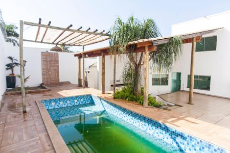 Piscina de casa para alugar com 5 quartos, 282m² em Jardim Karaíba, Uberlândia
