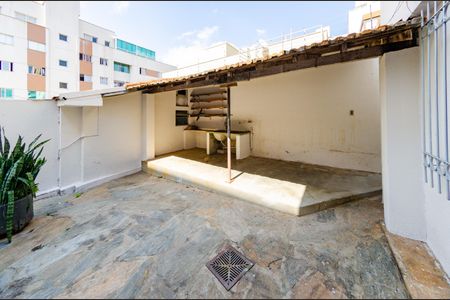 Casa à venda com 310m², 4 quartos e 1 vagaÁrea de serviço