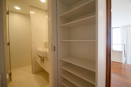 Apartamento para alugar com 58m², 1 quarto e 1 vagaCloset/Suite