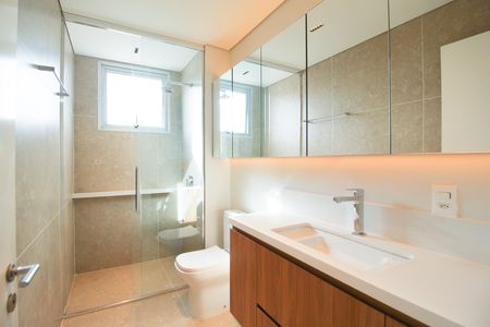 Apartamento à venda com 179m², 2 quartos e 1 vaga Apartamento à venda com 179m², 2 quartos e 1 vagaBanheiro da Suíte 1