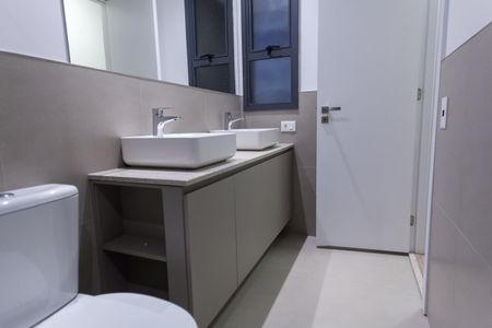 Apartamento à venda com 76m², 2 quartos e 2 vagas Apartamento à venda com 76m², 2 quartos e 2 vagasBanheiro da Suíte