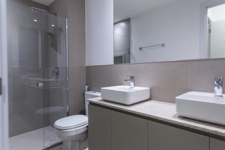 Apartamento à venda com 76m², 2 quartos e 2 vagas Apartamento à venda com 76m², 2 quartos e 2 vagasBanheiro da Suíte