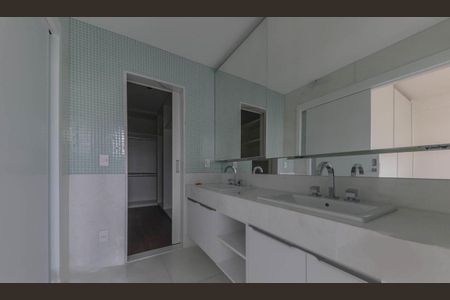 Apartamento à venda com 197m², 4 quartos e 4 vagasBanheiro da Suíte 3
