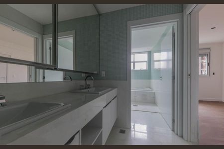 Apartamento à venda com 197m², 4 quartos e 4 vagasBanheiro da Suíte 2