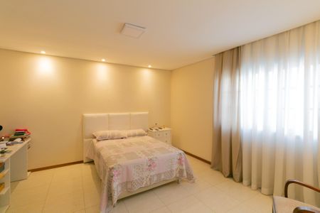 Casa à venda com 165m², 4 quartos e 2 vagasSuíte