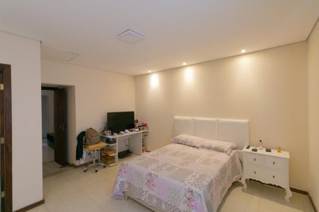 Casa à venda com 165m², 4 quartos e 2 vagasSuíte