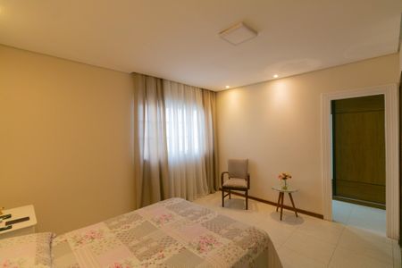 Casa à venda com 165m², 4 quartos e 2 vagasSuíte