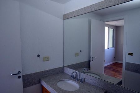 Apartamento à venda com 307m², 4 quartos e 3 vagas Apartamento à venda com 307m², 4 quartos e 3 vagasBanheiro da Suíte 1