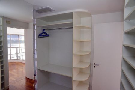 Apartamento à venda com 307m², 4 quartos e 3 vagas Apartamento à venda com 307m², 4 quartos e 3 vagasCloset