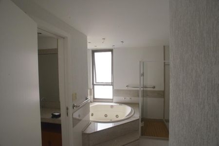 Apartamento à venda com 307m², 4 quartos e 3 vagas Apartamento à venda com 307m², 4 quartos e 3 vagasBanheiro Suíte Principal