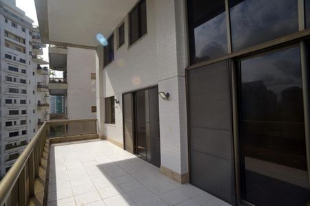 Apartamento à venda com 307m², 4 quartos e 3 vagas Apartamento à venda com 307m², 4 quartos e 3 vagasVaranda