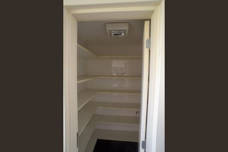 Apartamento à venda com 307m², 4 quartos e 3 vagas Apartamento à venda com 307m², 4 quartos e 3 vagasDespensa