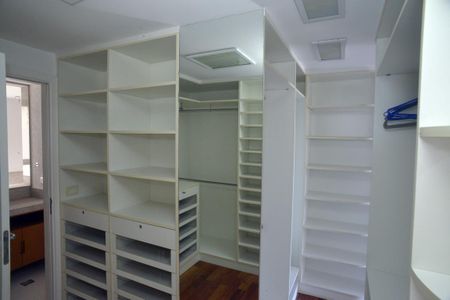 Apartamento à venda com 307m², 4 quartos e 3 vagas Apartamento à venda com 307m², 4 quartos e 3 vagasCloset