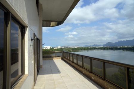 Apartamento à venda com 307m², 4 quartos e 3 vagas Apartamento à venda com 307m², 4 quartos e 3 vagasVaranda