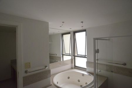 Apartamento à venda com 307m², 4 quartos e 3 vagas Apartamento à venda com 307m², 4 quartos e 3 vagasBanheiro Suíte Principal