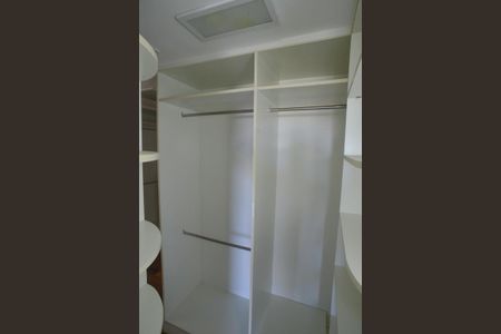 Apartamento à venda com 307m², 4 quartos e 3 vagas Apartamento à venda com 307m², 4 quartos e 3 vagasCloset