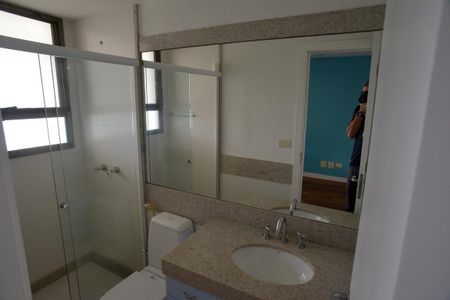 Apartamento à venda com 307m², 4 quartos e 3 vagas Apartamento à venda com 307m², 4 quartos e 3 vagasBanheiro Suíte 2